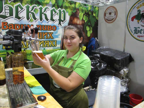 Pienpanimo-oluet ovat Venäjällä yhä suositumpia. Kuva Bekker-panimon ständiltä.